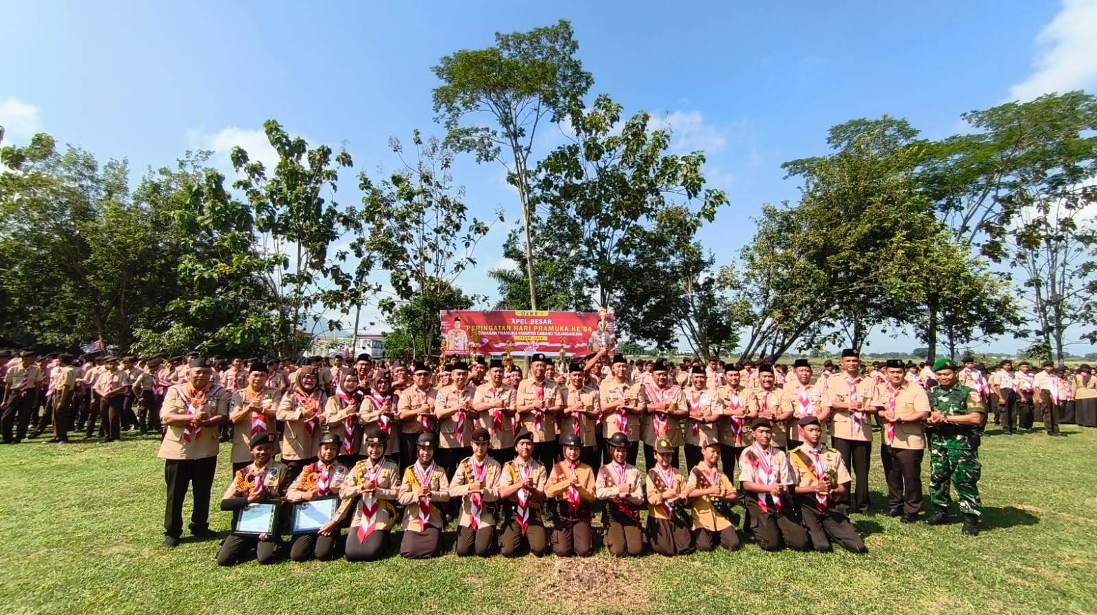 Bupati Gatut Sunu Wibowo (tengah) foto bersama usai memimpin apel besar Peringatan Hari Pramuka Nasional ke-64, Selasa (23/9) pagi.