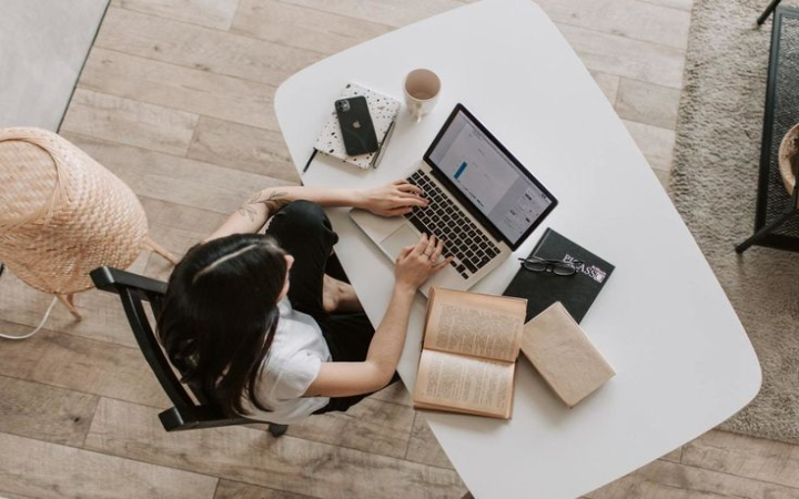 Gaya hidup minimalis semakin populer, terutama di kalangan milenial dan Gen Z. Tapi, minimalisme bukan sekadar tren estetika ala Pinterest.