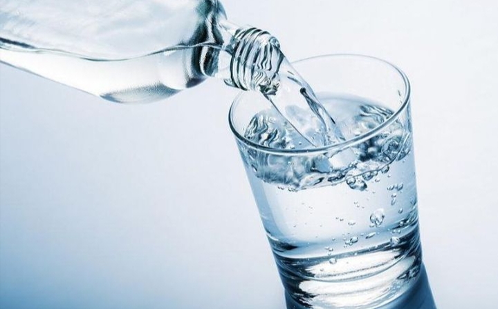 Air minum merupakan kebutuhan pokok yang wajib terpenuhi setiap hari.