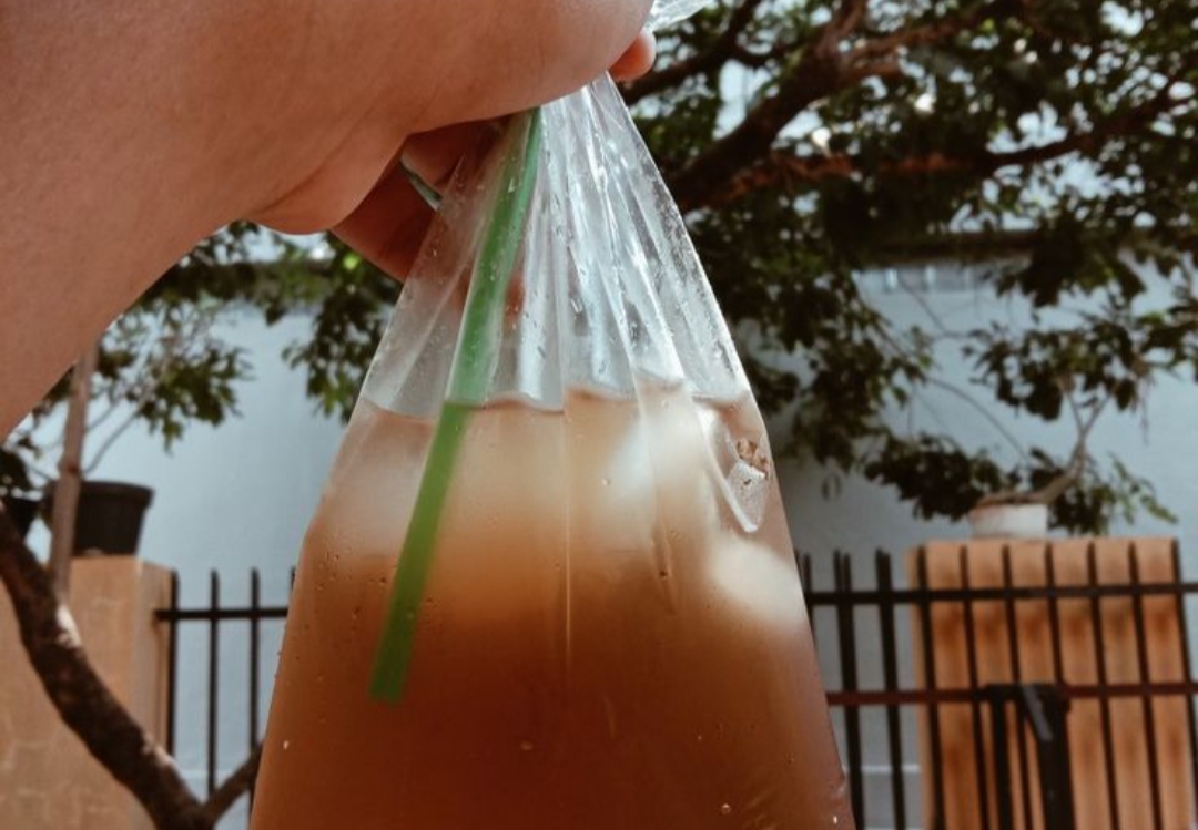 Jadi, kalau berkunjung ke Tulungagung, jangan heran kalau es teh dalam plastik bukan sekadar pelepas dahaga, tapi juga simbol kecil dari kehidupan sehari-hari yang hangat dan apa adanya