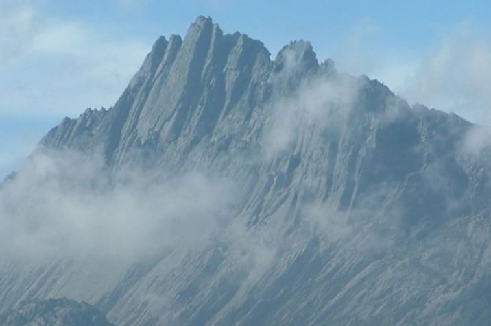 Kenapa Puncak Jaya Papua punya salju padahal Indonesia negara tropis tanpa musim dingin? Simak penjelasan ilmiah tentang fenomena langka ini.