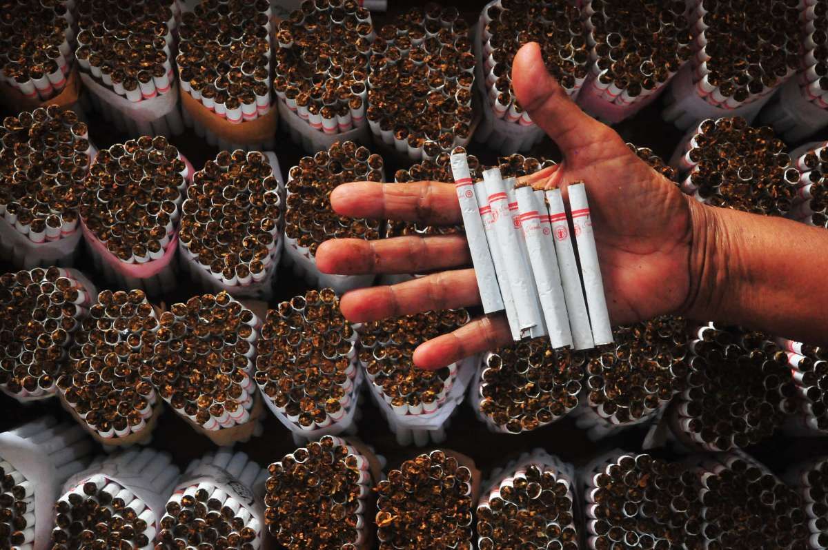 Saham rokok melonjak usai Menkeu Purbaya isyaratkan kaji ulang cukai. Pasar sambut positif arah kebijakan baru.( Businesinsight)