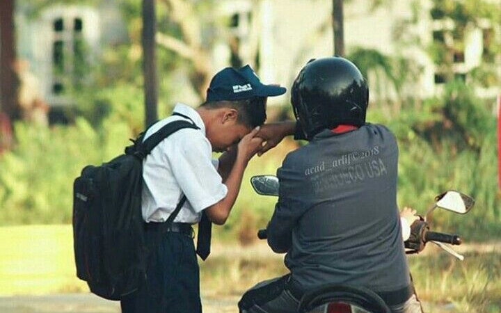 Salim bukan sekadar kebiasaan, tapi wujud sopan santun dan cinta budaya Indonesia.