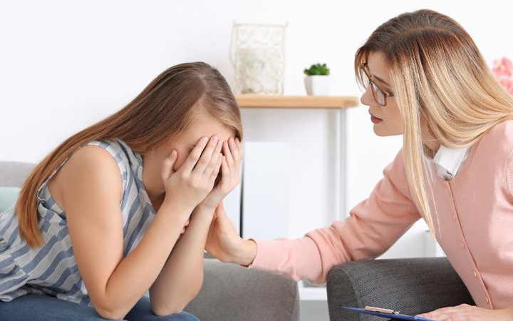 Self-diagnose itu berisiko, bukan solusi. Kenali perasaanmu, tapi jangan asal memberi label.