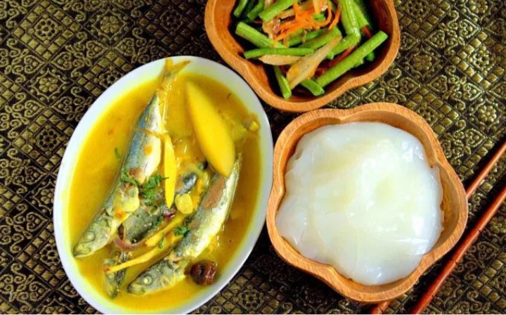 Papeda merupakan salah satu makanan khas dari Papua dan Maluku yang terkenal unik karena teksturnya kenyal dan lengket seperti lem.