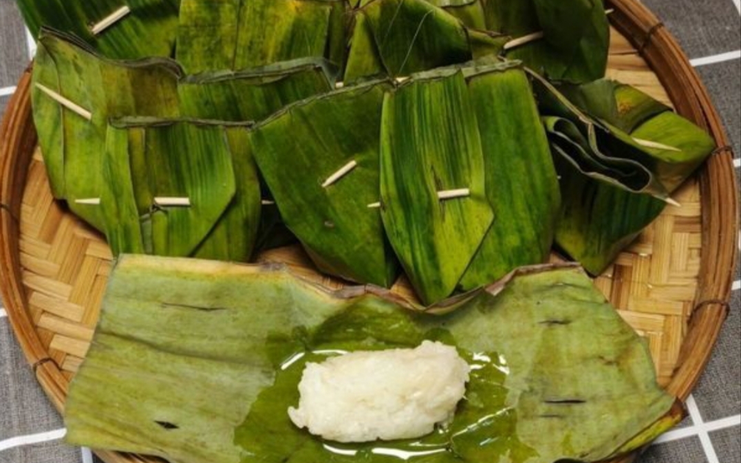 Mungkin itulah rahasia kenapa setiap kali ke pasar, aroma tape ketan daun pisang selalu terasa begitu sulit dilewatkan.