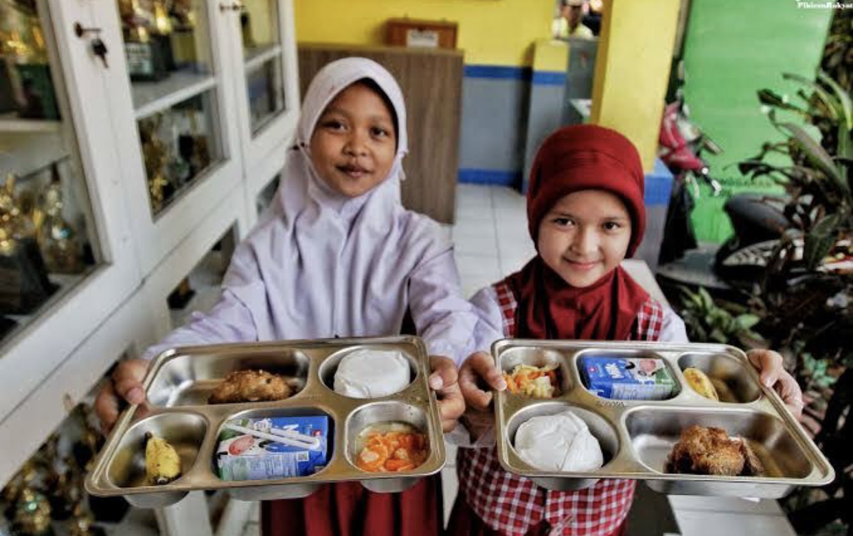 Dr. Tan Shot Yen melontarkan kritik tajam dalam rapat DPR terhadap implementasi keamanan pangan Program MBG. Ia soroti kesalahan pengelolaan makanan.