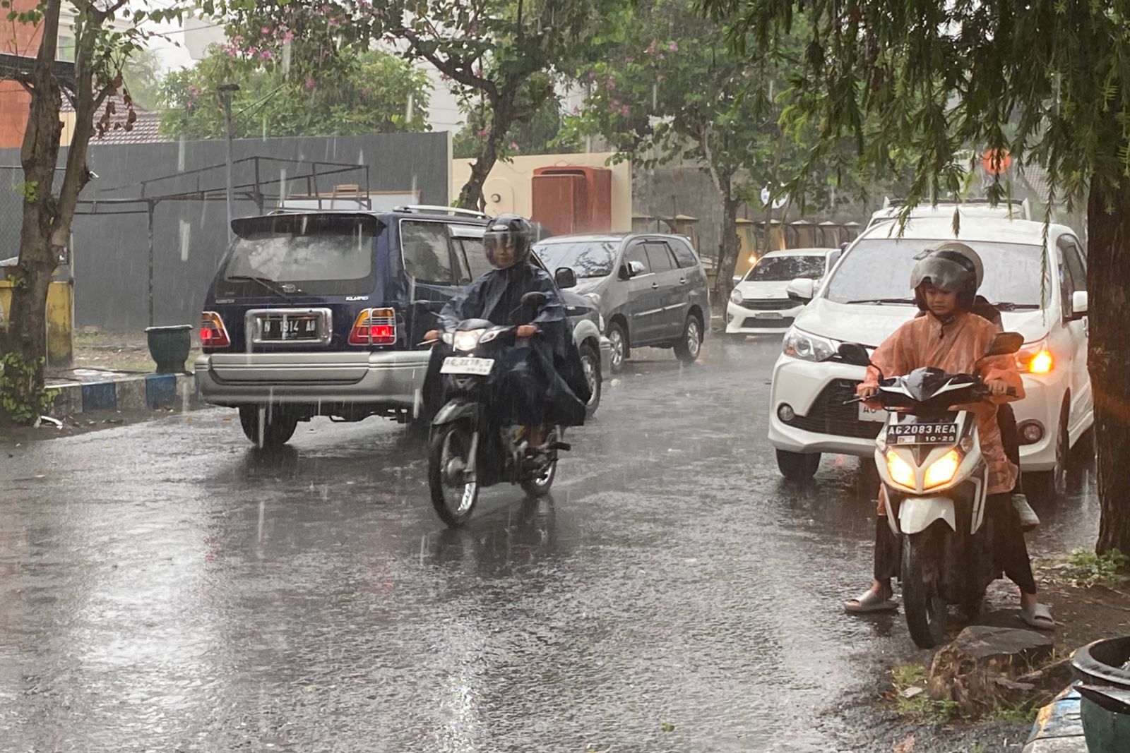 Hujan deras mengguyur wilayah Tulungagung pada hari ini setelah beberapa hari belakangan cukup cerah. (DR PERDANA/RADAR TULUNGAGUNG)
