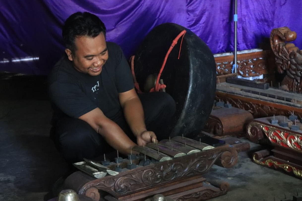 Hadi Purwoko menujukkan satu proses produksi gamelan di kediamannya. (SANDY SRI YUWANA/RADAR TULUNGAGUNG)