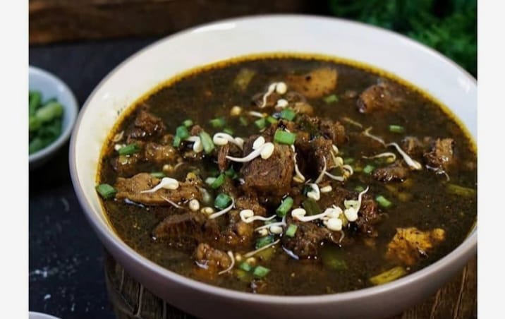 Rawon adalah makanan khas Jawa Timur dengan kuah hitam dari kluwek yang kaya rasa. Simak sejarah, cita rasa, dan keunikan rawon yang bikin nagih.