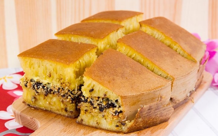 Martabak manis adalah salah satu jajanan populer di Indonesia yang selalu jadi favorit, terutama saat malam hari.