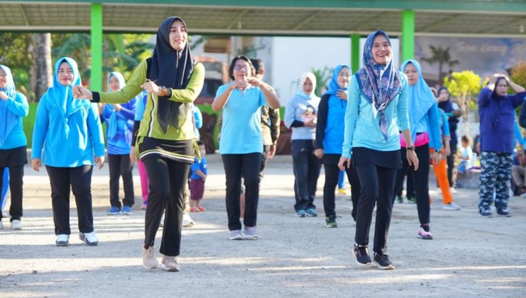 Fenomena ini menunjukkan bahwa olahraga tidak harus selalu mahal atau rumit. Di Tulungagung, senam pagi sederhana justru bisa menghadirkan manfaat ganda tubuh bugar, hati senang, dan silaturahmi
