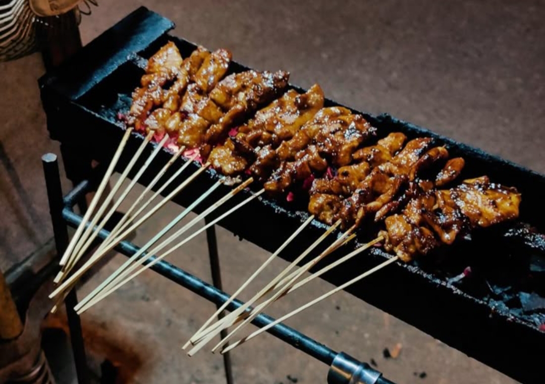 Jadi, jangan heran kalau di Tulungagung, semakin malam justru semakin ramai warung sate ayam. Karena di sinilah, kuliner dan suasana malam berpadu menjadi pengalaman yang sulit ditolak.