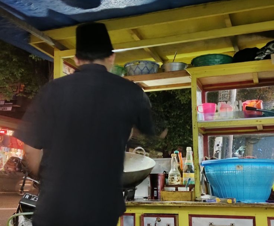 Nasi goreng gerobak tengah malam di Tulungagung akhirnya bukan cuma soal makanan.