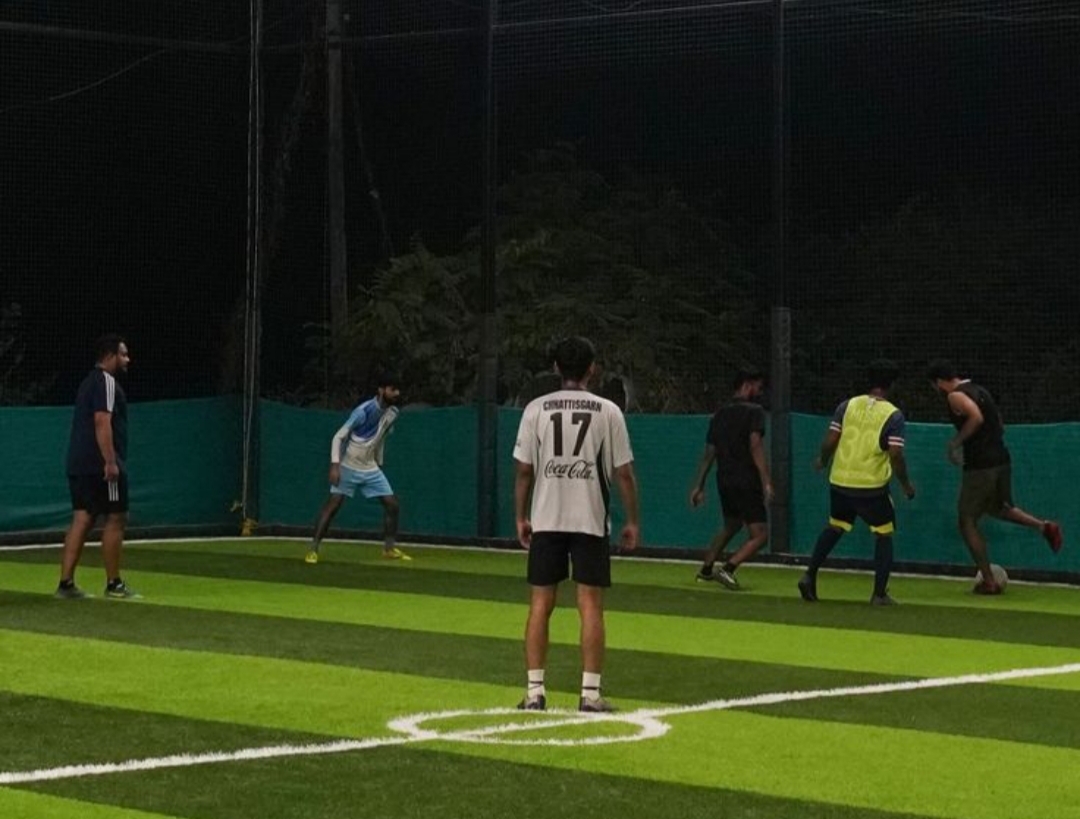 Jadi jangan heran kalau futsal malam di Tulungagung selalu ramai. Karena buat anak muda, lapangan futsal bukan cuma tempat olahraga, tapi juga ruang sosial yang bikin malam terasa lebih seru.
