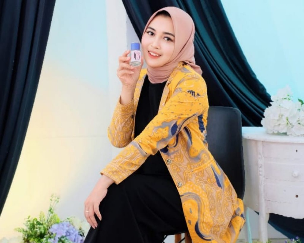 Nurul menunjukkan parfum hasil kreasinya yang dinamai Ladiesta.