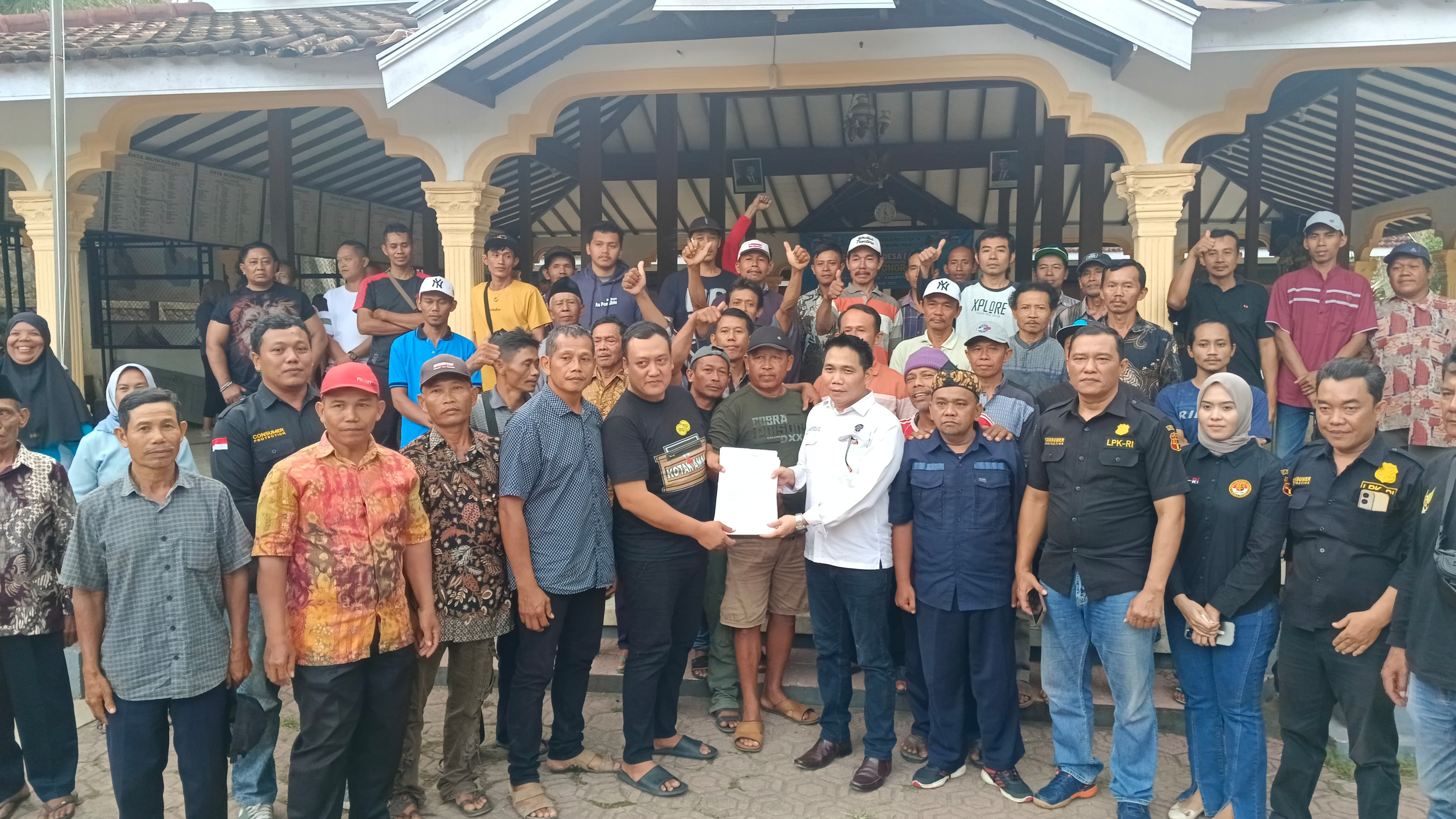 Warga lingkar waduk Wonorejo ketika mendapat dukungan dari LPK-RI