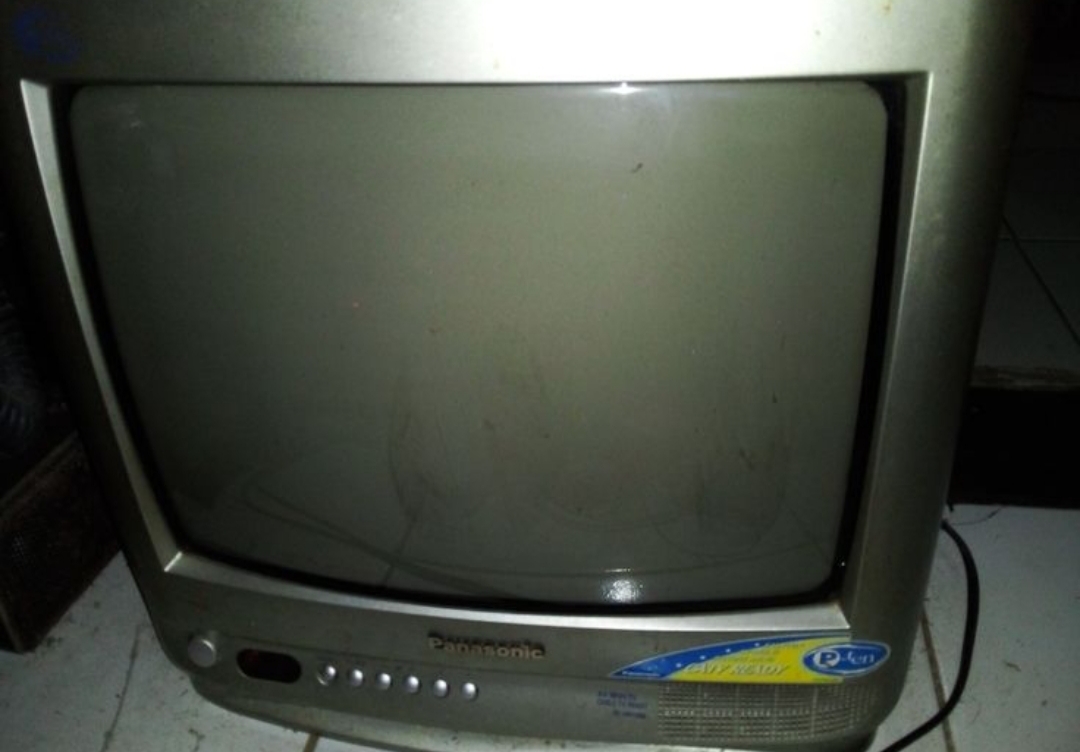 Tak heran, televisi kecil di warung sederhana jadi semacam teman makan yang setia.
