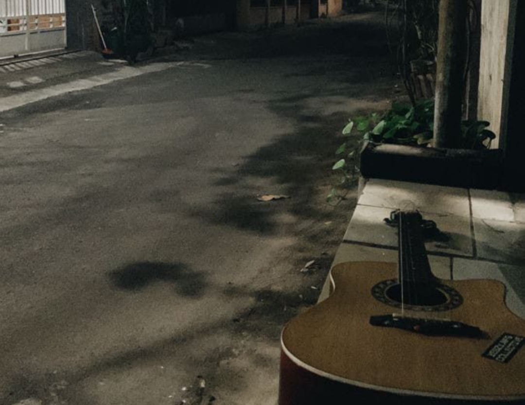Musik di teras rumah adalah bukti sederhana bahwa kreativitas bisa lahir di mana saja