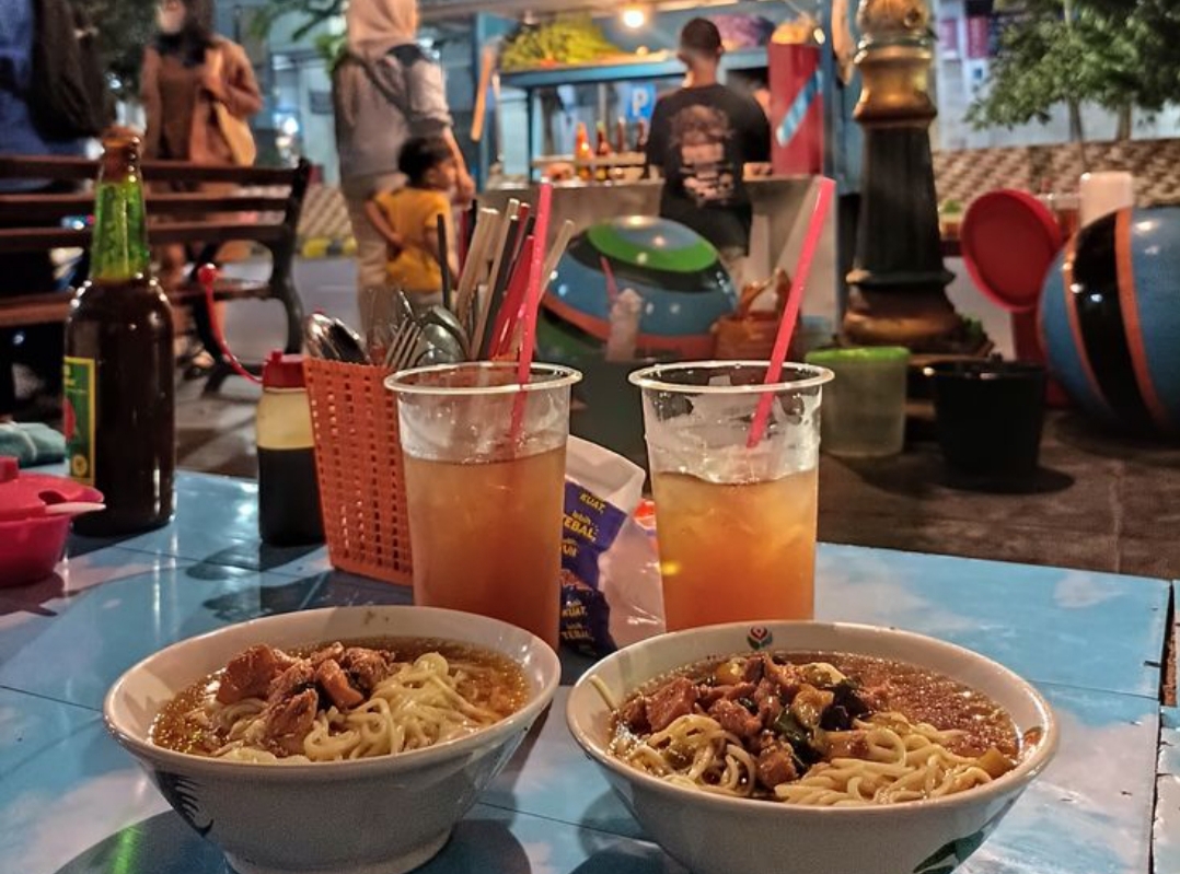 Tak heran, mie ayam di Tulungagung bukan hanya soal rasa, tapi juga tentang kehangatan dan kebiasaan.