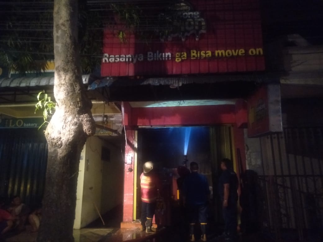 Sebuah toko roti terbakar di Jalan Hasanudin, Kedungwaru, Tulungagung pada Sabtu malam.