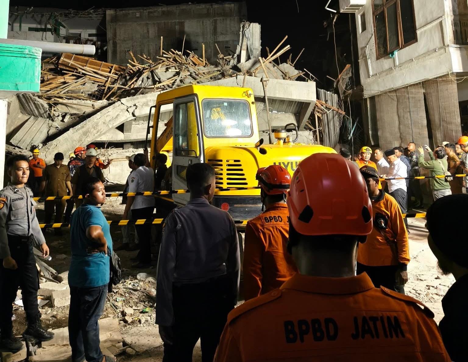 Alat berat masih disiagakan di area Ponpes Al Khoziny Sidoarjo yang ambruk. (FACEBOOK DUNIAAZAKULINER)