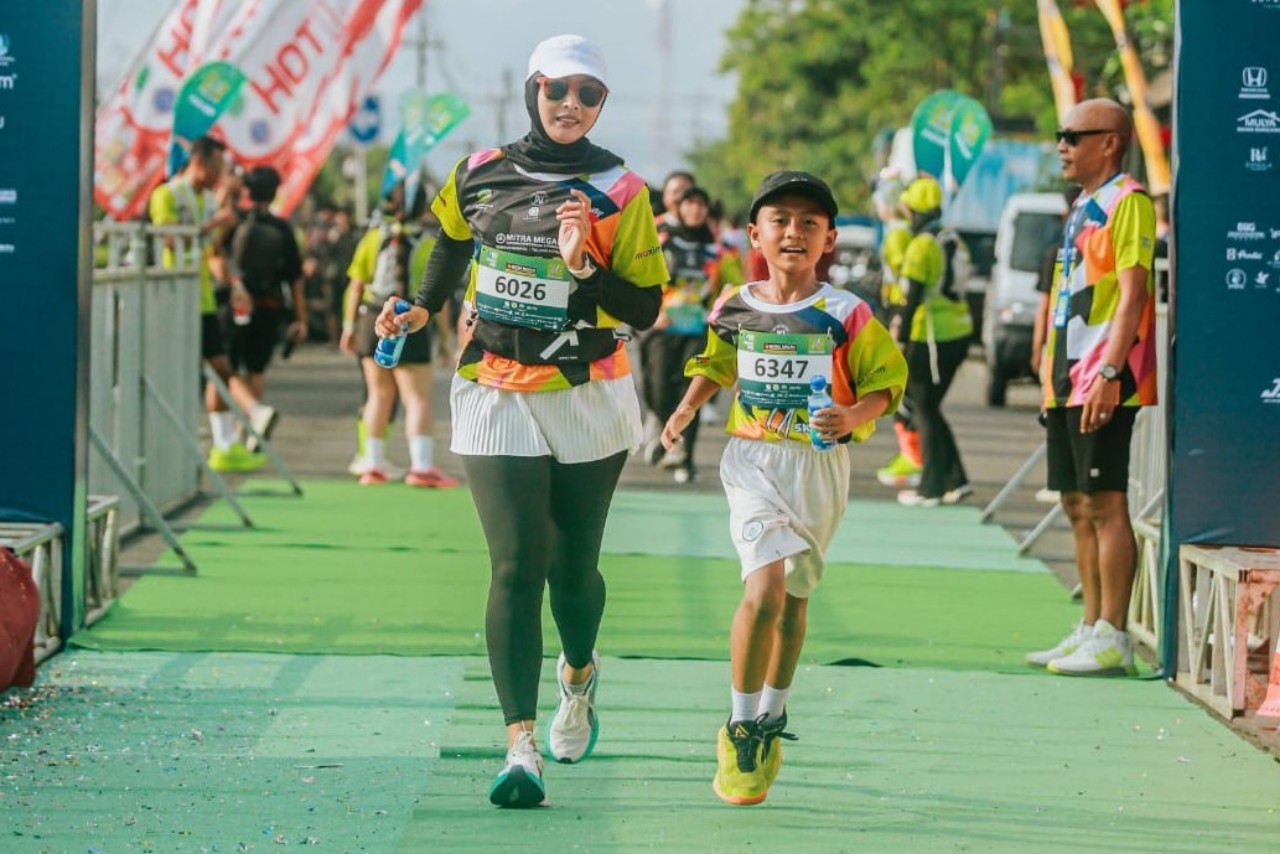 Peserta Front One Fun Run menyentuh garis finish. (FRONT ONE UNTUK RADAR TULUNGAGUNG)