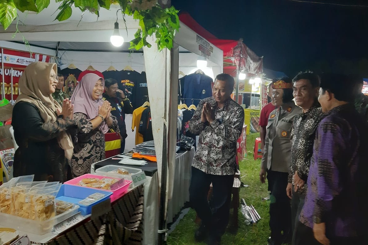 Sekda Tulungagung Tri Hariadi meninjau salah satu stan di Gelar Karya UMKM 2025 di Lapangan Sukowidodo, Kecamatan Karangrejo. (SANDY YUWANA/RADAR TULUNGAGUNG)
