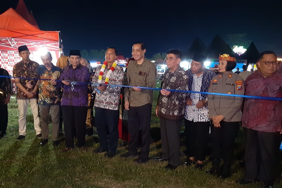 Sekda Tulungagung Tri Hariadi dan Kadinkop UM Slamet Sunarto membuka Gelar Karya UMKM 2025. (SANDY YUWANA/RADAR TULUNGAGUNG)