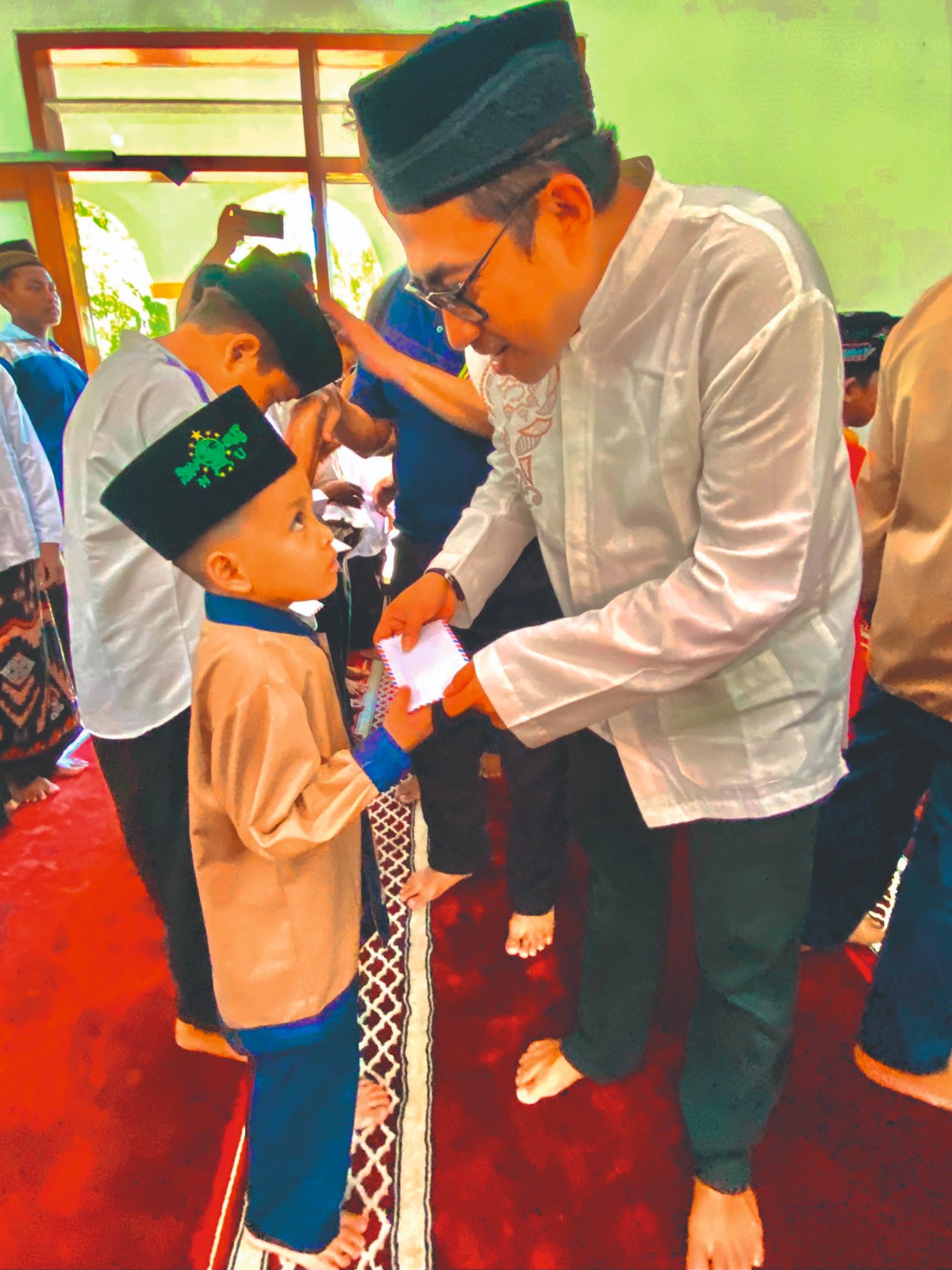 Proses santunan anak yatim di Masjid  An Nur PG Modjopanggoong yang diberikan  Sugiyanto GM PG Modjopanggoong.