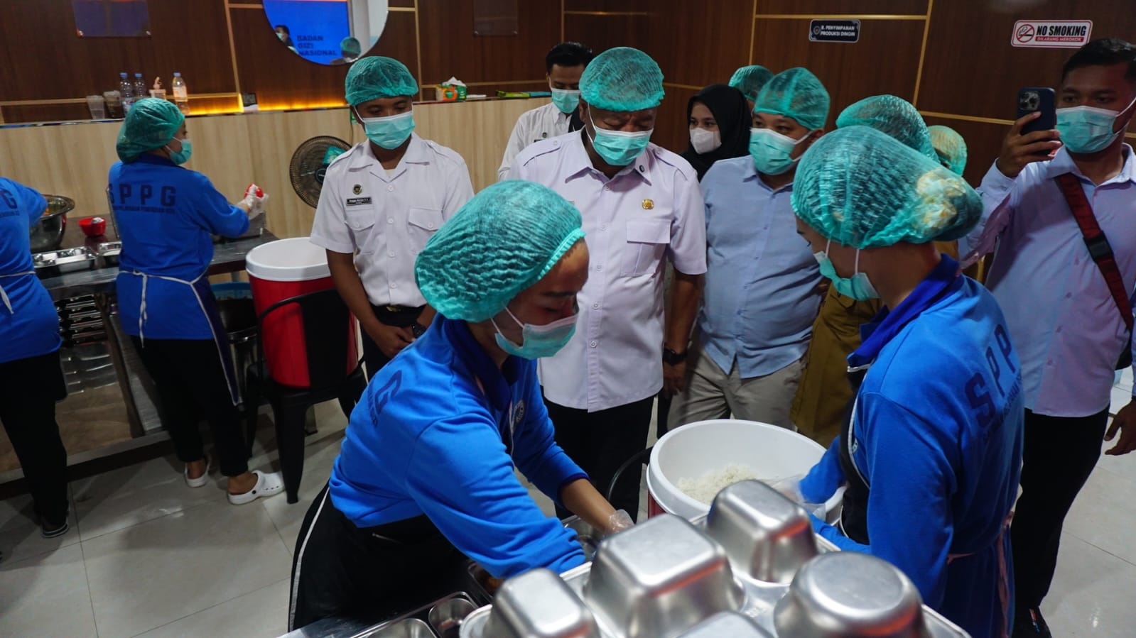 Bupati Gatut Sunu Wibowo mengecek operasional SPPG Aquatic.