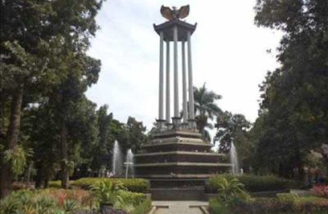 Tak heran, alun-alun Tulungagung seolah menjadi titik kumpul favorit bagi siapa saja yang ingin olahraga ringan sekaligus bersosialisasi