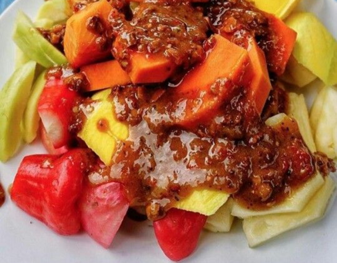 Fenomena pedagang rujak buah keliling ini bukan hanya soal jualan, tapi juga bagian dari budaya kuliner Tulungagung.