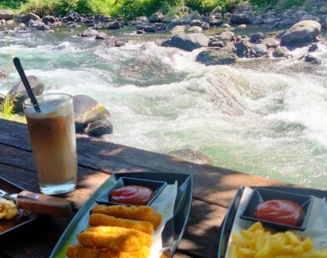 Jadi, kalau berkunjung ke Tulungagung, jangan heran jika banyak orang lebih memilih nongkrong di pinggir sungai ketimbang di kafe modern.