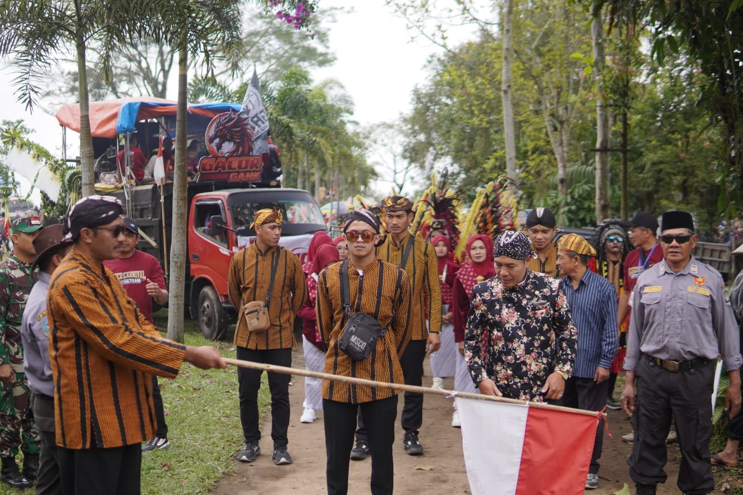 Kades Geger Jumari memberangkatkan peserta karnaval untuk memperingati HUT ke-80 Kemerdekaan RI.