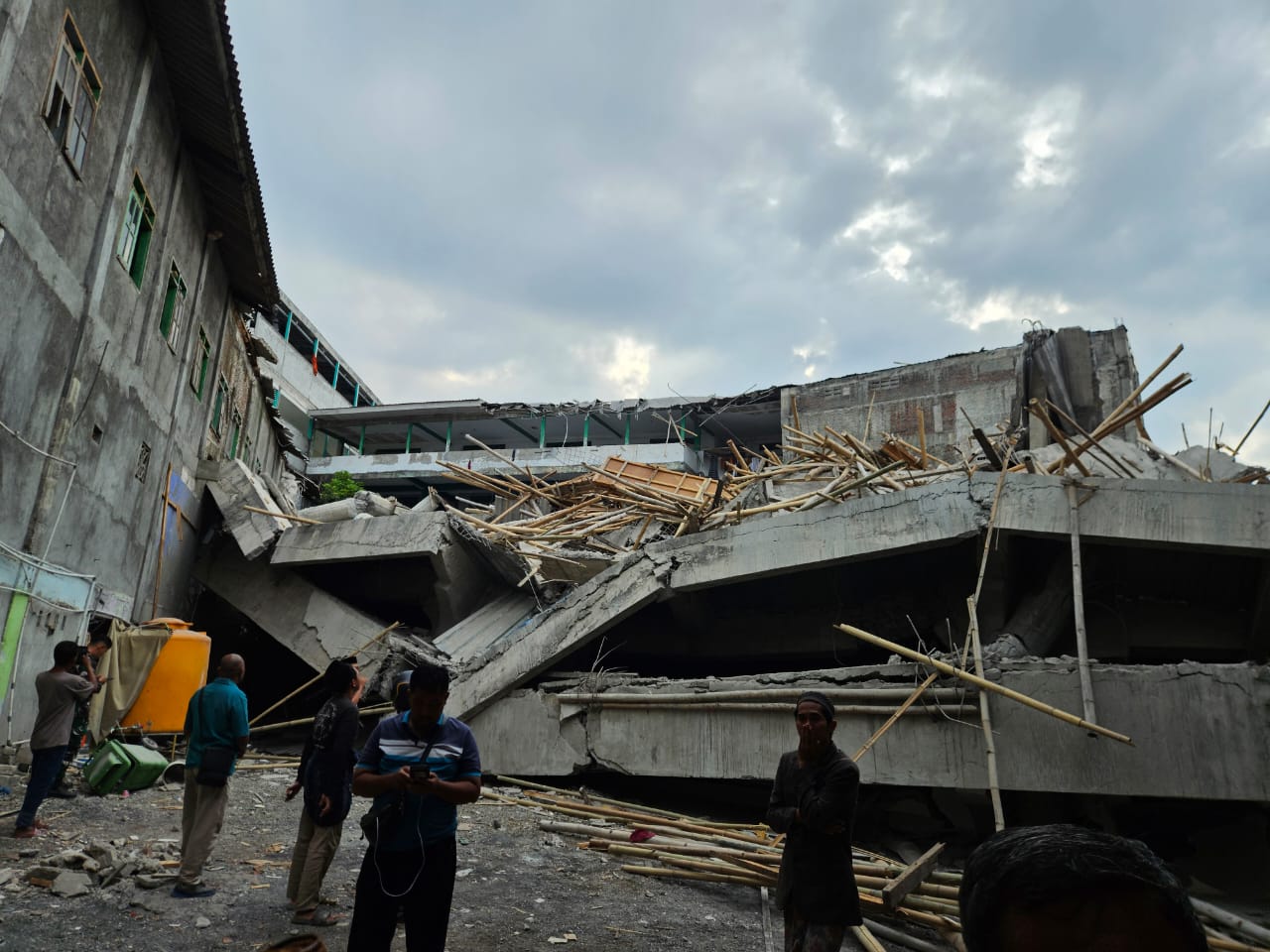 Kondisi bangunan Ponpes Al Khoziny, Buduran, Sidoarjo yang ambruk pada Senin sore. (BASARNAS)