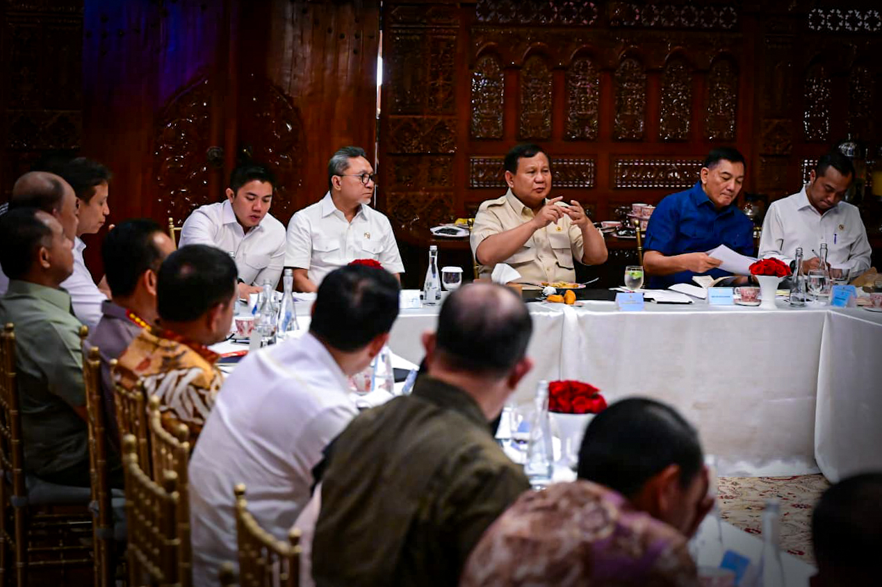 Presiden Prabowo memimpin rapat di Kertanegara. (BPMI SETPRES)