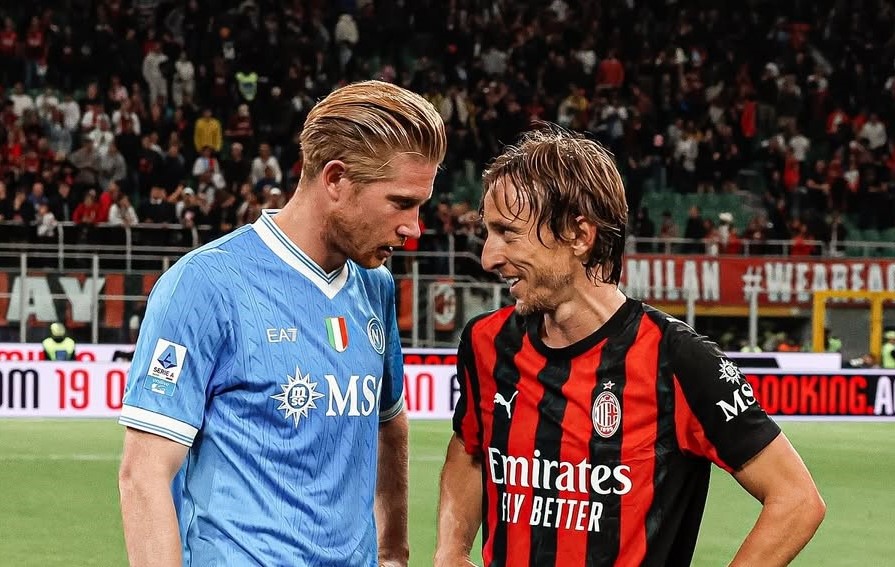 AC Milan kalahkan juara bertahan Napoli 2-1 meski bermain dengan 10 orang. Rossoneri puncaki klasemen (instagram/ac milan)