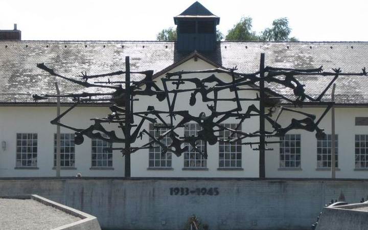 Kamp konsentrasi Dachau adalah salah satu simbol kekejaman Nazi yang meninggalkan luka mendalam dalam sejarah dunia.