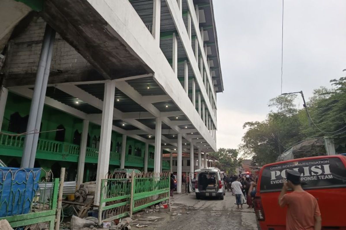 Tragedi Ponpes Sidoarjo: Musala 3 Lantai Ambruk, 1 Santri Tewas, 101 Selamat. Proses evakuasi SAR masih berlangsung (antara news)