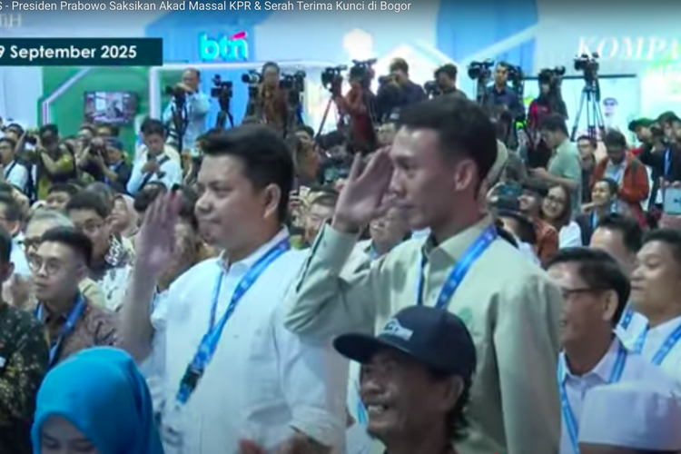 Angga Budi Kusuma (kanan) dan Muhammad Ridwan (kiri) saat memberikan hormat kepada Prabowo. Angga merupakan eks office boy dan Wawan adalah eks pengemudi ojek. Keduanya sukses jadi pengusaha properti.