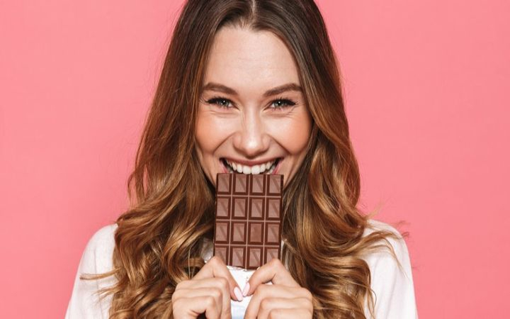 Ternyata bukan sekadar enak, cokelat bisa memicu hormon bahagia yang bikin hati lebih senang.