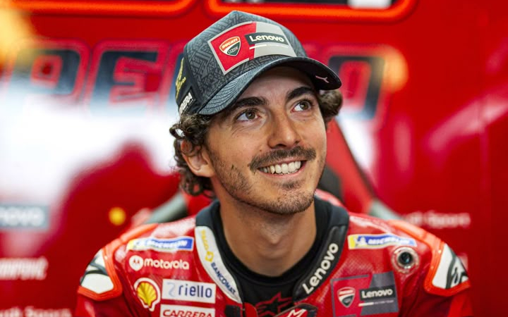 Bagnaia semakin percaya diri setelah kemenangan di Motegi. Dukungan Casey Stoner membuka peluang besar menuju posisi runner-up MotoGP 2025.