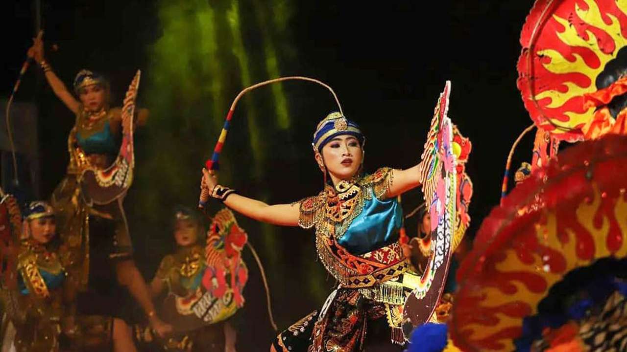 Penampilan jaranan turangga yaksa putri yang indah dipandang mata.