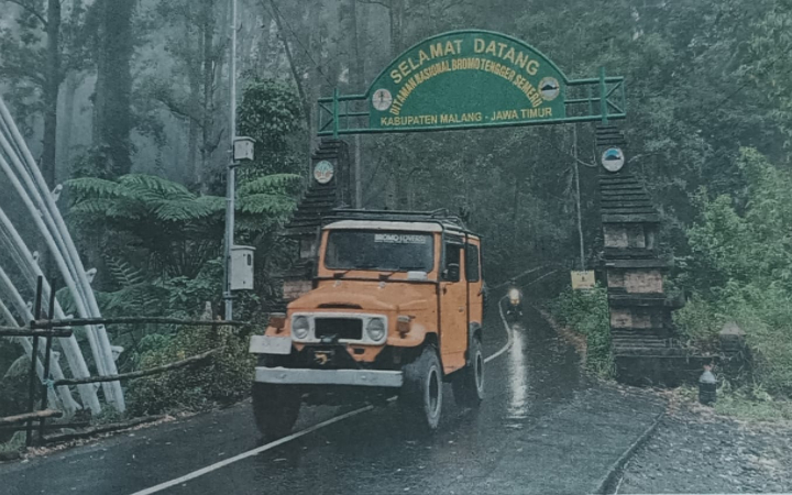 DEMI KESELAMATAN PENUMPANG: Jeep melintasi kawasan Kecamatan Poncokusumo, Kabupaten Malang, setelah mengantar wisatawan dari Taman Nasional Bromo Tengger Semeru.