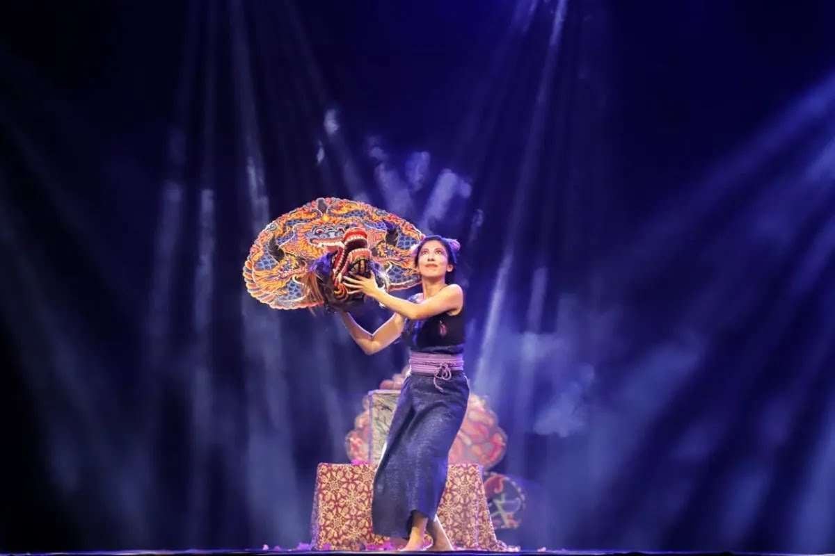 Penari asal Meksiko, Yuliana Mar Orduno, yang turut perform (tampil) di atas panggung saat pembukaan Festival Jaranan Trenggalek Terbuka (FJTT) ke-29 di Alun-Alun Trenggalek