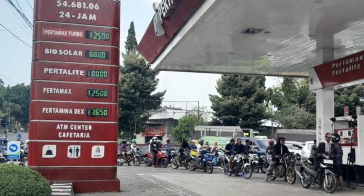 Mulai 1 Oktober 2025, Pertamina menyesuaikan harga BBM nonsubsidi Dexlite naik ke Rp13.700/liter, Pertamina Dex ke Rp14.000/liter. Bensin Pertamax tetap. Simak selengkapnya.(ANTARA News)