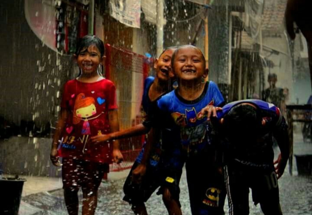 Mungkin bagi sebagian orang dewasa hujan identik dengan repot, tapi bagi anak-anak Tulungagung, hujan adalah alasan untuk tertawa lebih keras dan bermain lebih bebas.