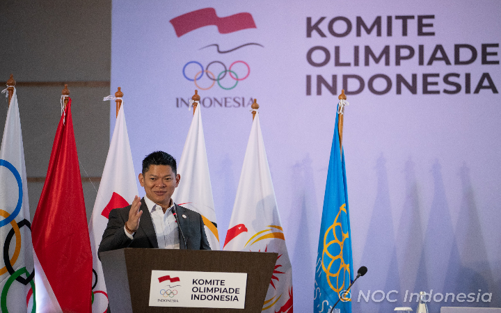 TIDAK TINGGAL DIAM: Ketua Umum NOC Indonesia Raja Sapta Oktohari (tengah) berharap PBSI mengambil langkah-langkah terkait kasus dugaan match fixing yang menimpa tujuh pebulu tangkis Indonesia.