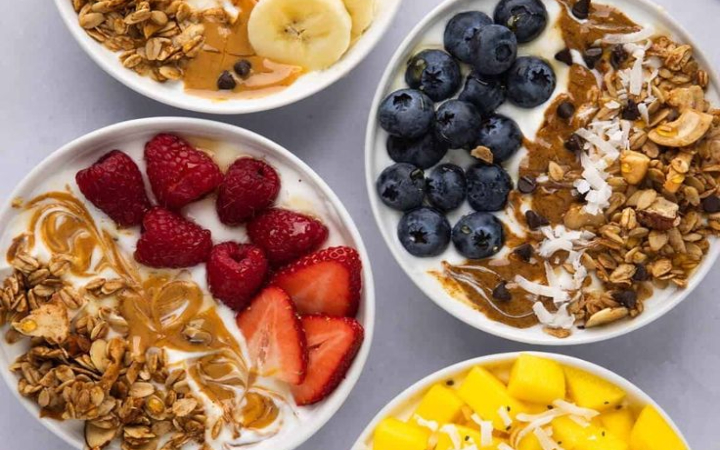 Smoothie adalah pilihan minuman/makanan sehat yang cepat, praktis, dan kaya nutrisi. Dibuat dari campuran buah, sayur, dan bahan alami lainnya.